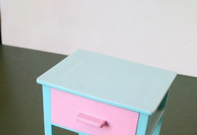 Brinquedo de plástico, móvel mesa alta pequena azul com gaveta rosa da Barbie - 12,5cm de altura; 6cm de largura e 5cm de profundidade R$ 15,00