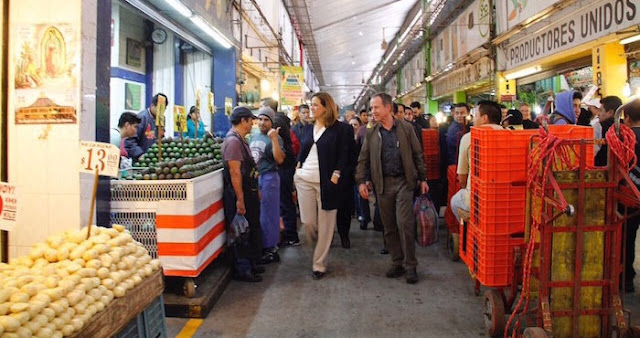 Margarita Zavala visita la Central de Abastos de la CdMx y comerciantes no la reconocen 