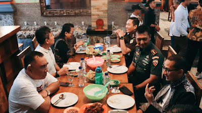  Jelang Tutup Tahun, Sandiaga Uno Nikmati Kuliner Wajib di Bali