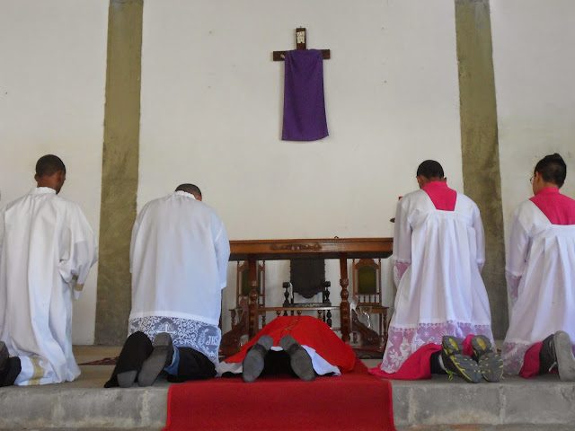 Resultado de imagem para altar despido e sem ornamentos na sexta feira da paixão