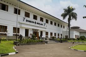 Museum Geologi – Jl Diponegoro, Bandung