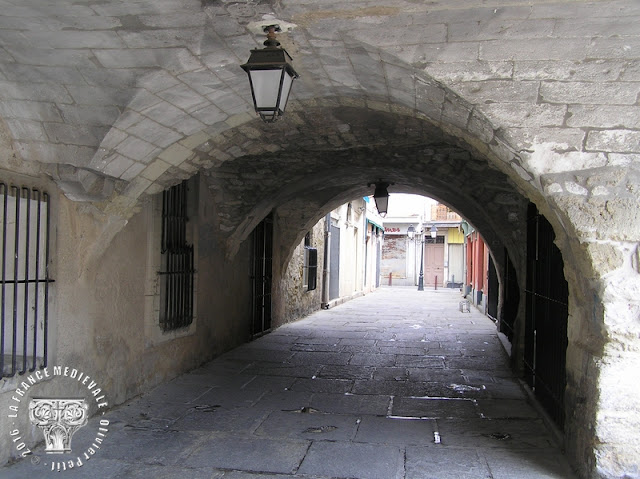 LUNEL (34) - Les Caladons, arcades médiévales