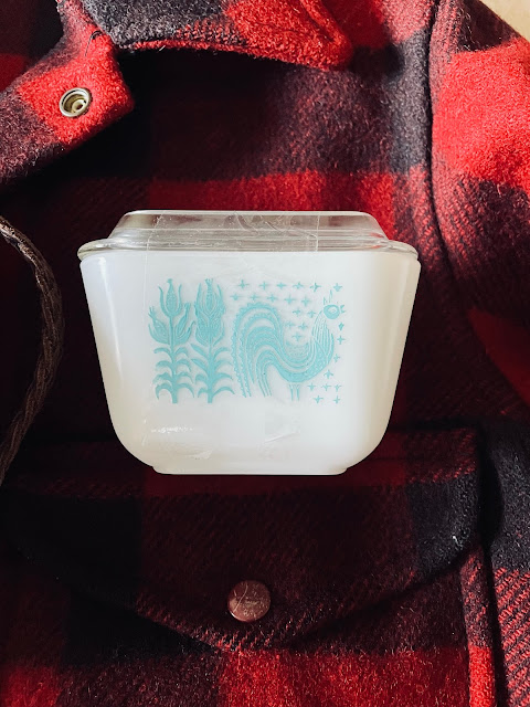 Image of a 1940s Pyrex dish