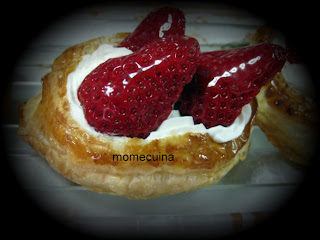 tartaleta de hojaldre con nata y fresas individual.