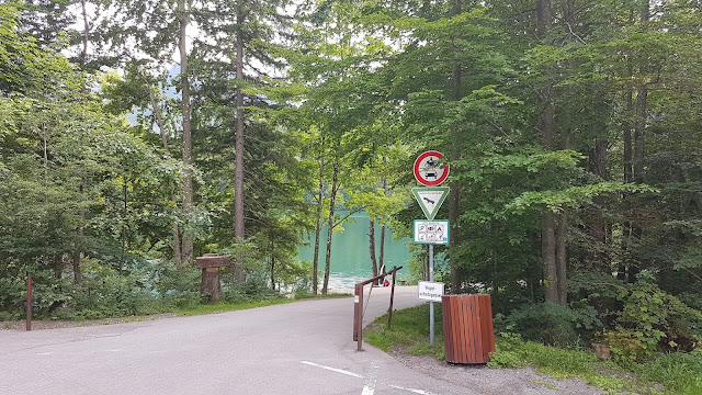 Zugang zum Alatsee bei Füssen in Bayern