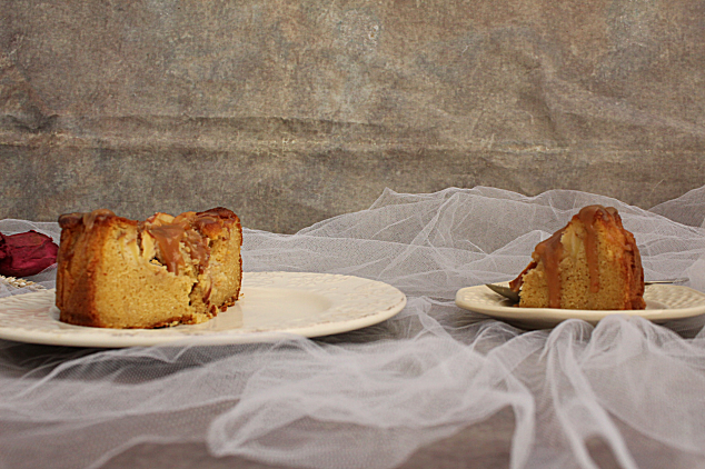 Bolo de maca com caramelo