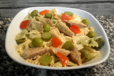 Ensalada de pasta con caballa y salsa rosa