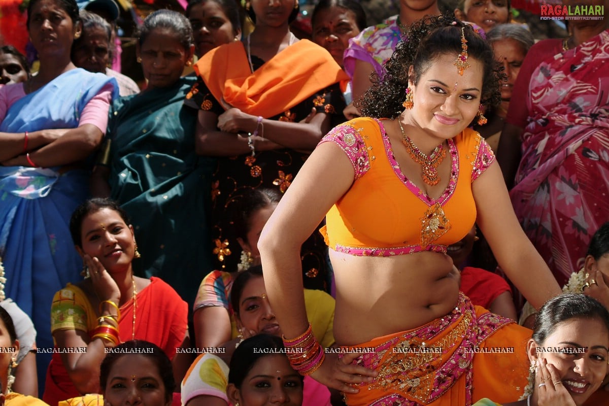 Suja Varunee dances in "Machi Suthtungada" song from the movie "Singakutty"