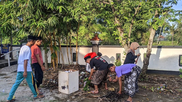 KERJA BAKTI PESERTA KKN KELOMPOK 02 DI DESA BATOKOGAN