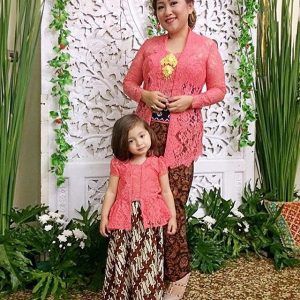 11 model kebaya  kutu baru couple untuk ibu  dan  anak  