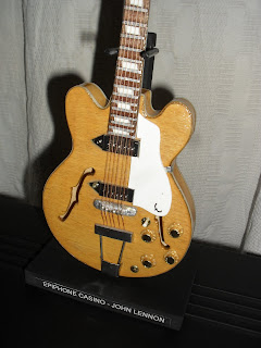 Miniguitarra Epiphone Casino de John Lennon