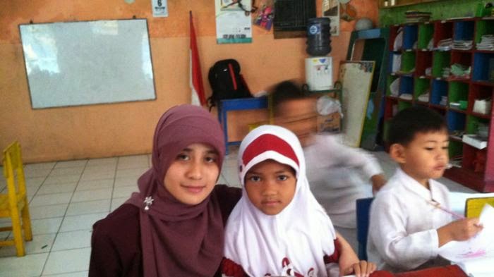 Foto dan Biodata Yeri Meltriana Guru TK Cantik Tinggal di rumah Reot Bandung