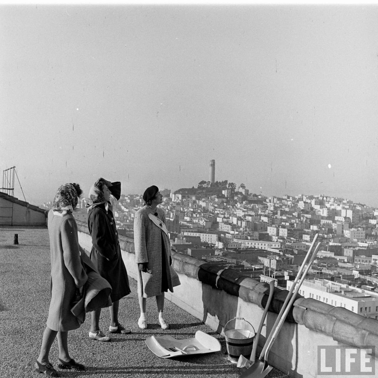 Interesting Black and White Photos Capture Daily Life in 