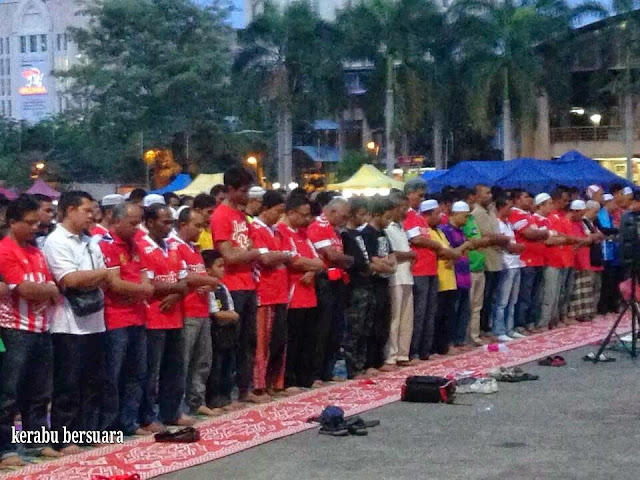Kelantan Menentang Sarawak. Peminat Solat Maghrib Berjemaah