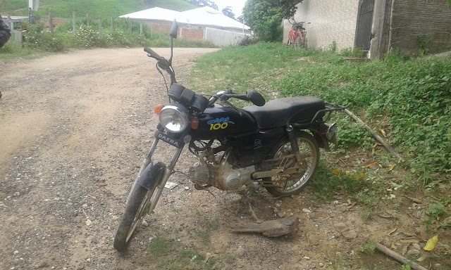  Moto roubada é encontrada abandonada na Estrada de Pão de Ló