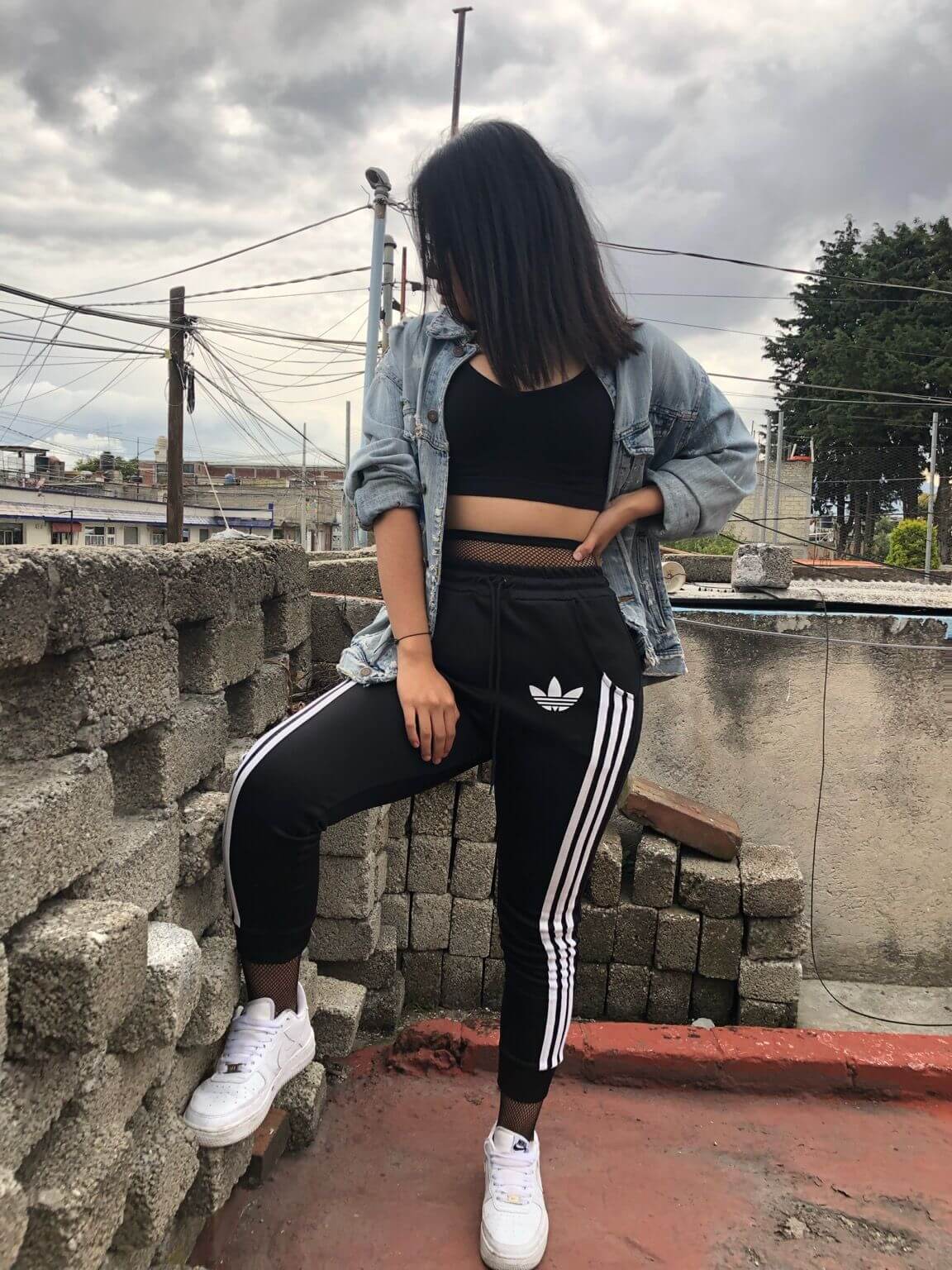 Foto tumblr chica posando con ropa deportiva sin mostrar el rostro