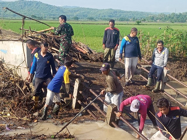 Onggokan sampah menggunung di Kali Buntung desa Lengking, Bulu, Sukoharjo