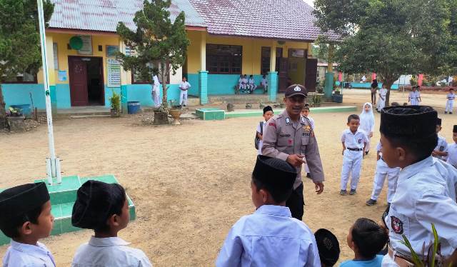 Polisi Sahabat Anak, Kanit Binmas Polsek Idi Tunong Polres Aceh Timur Tanamkan Disiplin Kepada Murid SD