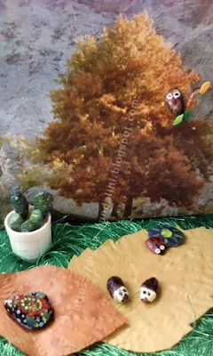 diorama cu frunze uscate si pietricele pictate: buburuza, floare, bufnita, soricei, cactusi in ghiveci, broasca testoasa