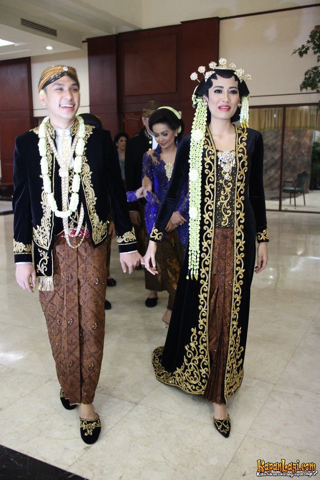 Astrid Putrinda: Kebaya Pengantin Beludru, Adat Jawa