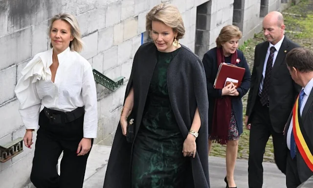 Queen Mathilde wore a forest green printed dress by Dries Van Noten. Tikli Jewelry gold earrings and bracelet