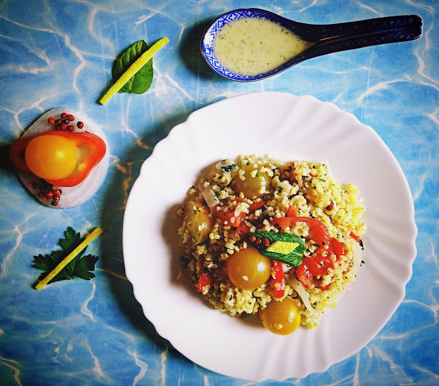 Tabbouleh con pesce spada affumicato agli agrumi di Sicilia, ciliegino giallo, peperone corno di toro e bacche di Schinus. Salsa al cedro, menta e yogurt