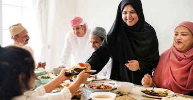 Cara Rujuk Ketika Sudah Diputus Cerai Pengadilan Dalam hukum islam, pasangan suami istri yang telah resmi bercerai dan melewati masa iddah (masa haid tiga kali) tidak bisa rujuk. Pasangan tersebut harus menikah ulang dengan ijab kabul seperti sedia kala.   Saya mau bertanya, apakah akta cerai yang telah dikeluarkan pengadilan negeri dapat dibatalkan atau dicabut kembali. Alasan pembatalan pencabutan akta cerai adalah karena sudah kembali baik (rujuk) serta sudah melaporkan kepada pihak gereja Katolik dan sudah diterima kembali oleh gereja Katolik, sedangkan akta cerai sudah terlanjur keluar. Masalahnya kita hidup dalam masyarakat yang sarat dengan hukum. Apa yang harus dilakukan? Mohon informasinya, terima kasih.  Ulasan Lengkap  Sepanjang pengetahuan kami di dalam hukum agama Katolik tidak dikenal adanya perceraian. Mengutip artikel Perceraian Agama Katolik, perceraian di pengadilan dianggap tidak sah oleh hukum agama Katolik. Sehingga, keduanya memang masih dianggap suami-istri oleh gereja Katolik meski telah bercerai secara hukum negara.  Dalam hukum perkawinan, perkawinan putus dengan 3 alasan yaitu kematian, perceraian, dan atas keputusan pengadilan (Pasal 38 UU No. 1 Tahun 1974 tentang Perkawinan – “UUP”). Perceraian (bagi bukan pemeluk Islam) baru dianggap terjadi saat putusan cerai didaftarkan oleh panitera ke kantor pencatatan sipil ditempat perceraian itu terjadi (Pasal 34 ayat (2) jo. Pasal 35 PP No. 9 Tahun 1975 tentang Pelaksanaan UU No. 1 Tahun 1974 tetang Perkawinan). Lebih lanjut diatur dalam Pasal 75 ayat (3) Perpres No. 25 Tahun 2008 tentang Persyaratan dan Tata Cara Pendaftaran Penduduk dan Pencatatan Sipil:    Pencatatan perceraian sebagaimana dimaksud pada ayat (1), dilakukan dengan tata cara:  Pasangan suami dan isteri yang bercerai mengisi Formulir Pencatatan Perceraian pada Instansi Pelaksana atau pada UPTD Instansi Pelaksana dengan melampirkan salinan putusan pengadilan dan Kutipan Akta Perkawinan sebagaimana dimaksud pada ayat (2); Pejabat Pencatatan Sipil pada Instansi Pelaksana atau UPTD Instansi Pelaksana mencatat pada Register Akta Perceraian, memberikan catatan pinggir pada Register Akta Perkawinan dan mencabut Kutipan Akta Perkawinan serta menerbitkan Kutipan Akta Perceraian; Kutipan Akta Perceraian sebagaimana dimaksud pada huruf b diberikan kepada masing-masing suami dan isteri yang bercerai; Instansi Pelaksana atau UPTD Instansi Pelaksana sebagaimana dimaksud pada huruf b berkewajiban memberlakukan hasil pencatatan perceraian kepada Instansi Pelaksana atau UPTD Instansi Pelaksana tempat pencatatan peristiwa perkawinan.  Apabila ternyata putusan cerai tersebut sudah dikirimkan oleh panitera pengadilan negeri dan telah dicatatkan oleh kantor pencatatan sipil, maka secara hukum negara, perkawinan tersebut sudah resmi putus walaupun secara hukum agama Katolik  dianggap tidak pernah terjadi perceraian.  Untuk kembali rujuk, harus dilakukan kembali perkawinan sesuai prosedur perkawinan yang berlaku agar perkawinan tersebut bersatu kembali dan diakui secara hukum negara. Jadi, meskipun dalam hukum agama Katolik tidak dikenal adanya perceraian, tetapi jika secara hukum negara perkawinan telah putus, maka harus dilakukan kembali perkawinan dengan memenuhi syarat sahnya perkawinan sebagaimana diatur dalam Pasal 2 UUP. Namun, perlu diperhatikan bahwa apabila suami istri yang telah cerai kawin lagi satu dengan yang lain kemudian bercerai lagi untuk kedua kalinya, maka di antara mereka tidak boleh dilangsungkan perkawinan lagi sepanjang hukum masing-masing agamanya dan kepercayaannya itu dari yang bersangkutan tidak menentukan lain (Pasal 10 UUP).  Referensi : Cara Rujuk Ketika Sudah Diputus Cerai Pengadilan. Cara Rujuk Ketika Sudah Diputus Cerai Pengadilan