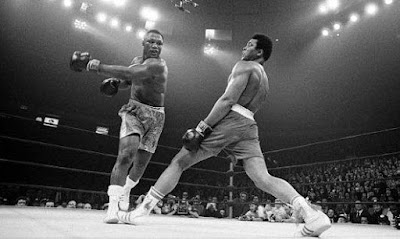 Muhammad Ali evitando los golpes de Frazier