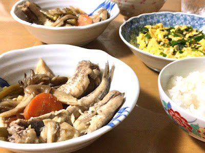 ご飯、ニギスの煮付け、ニラ玉が並んだ食卓