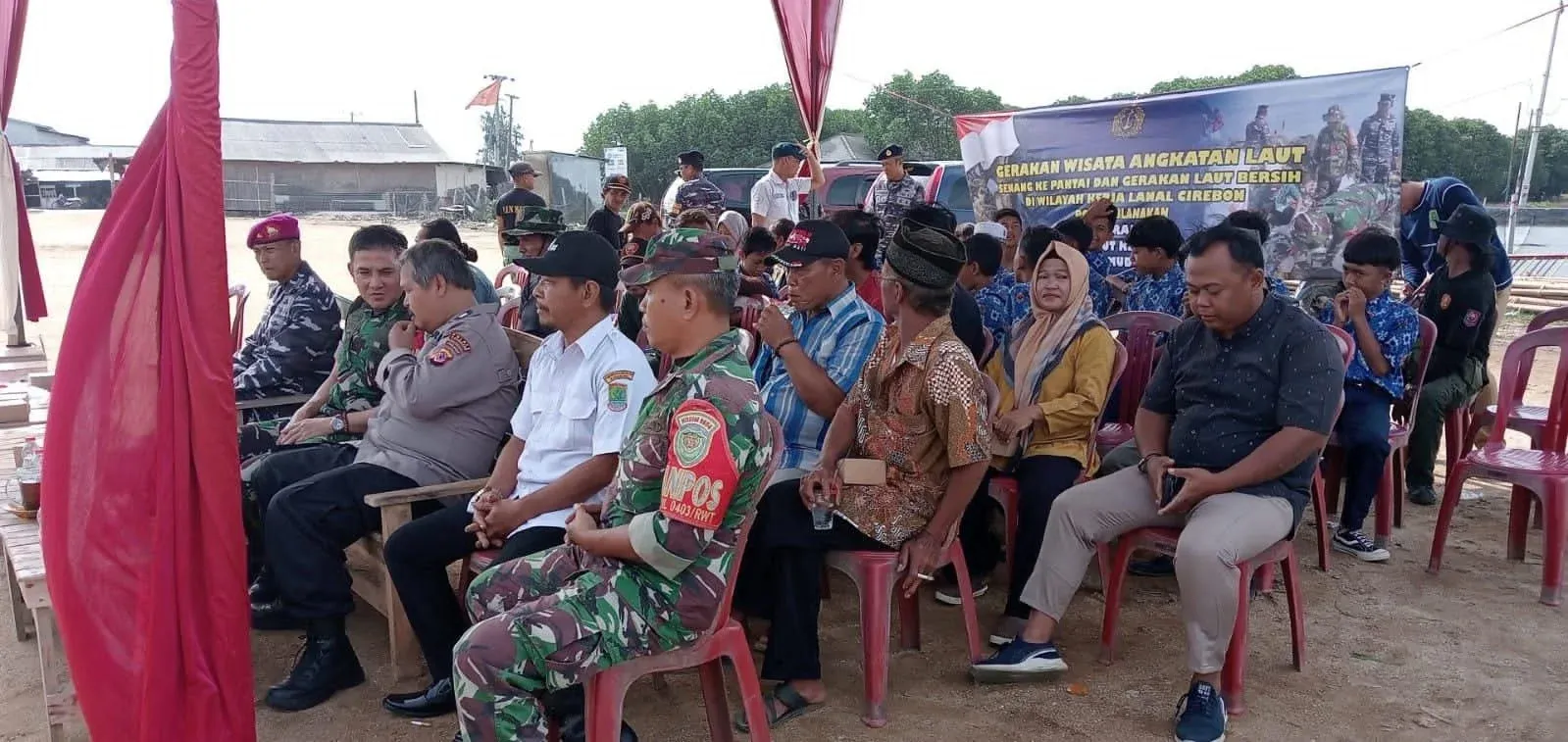 Bareng Warga, TNI - Polri Bersih-bersih di Pantai Ciparagejaya Tempuran