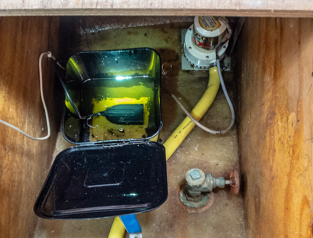 Photo of the fishfinder transducer in the plastic container filled with vegetable oil