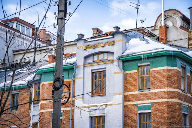 Кирпичное здание с скошенными углами и отделка плиткой