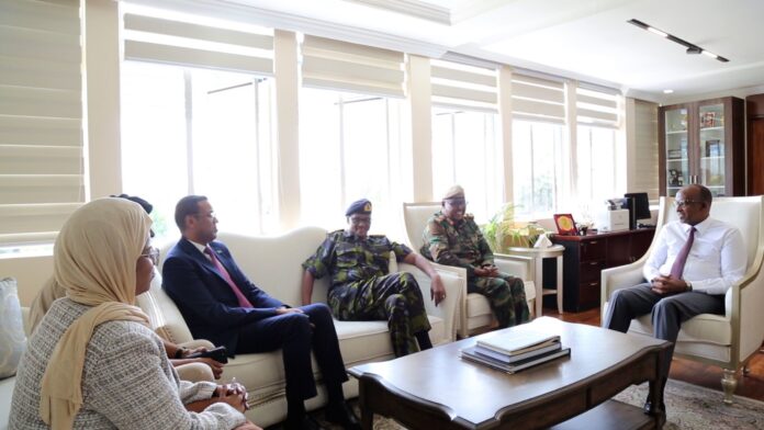 Somalia, Kenya discuss full cooperation in fight against al-Shabaab.