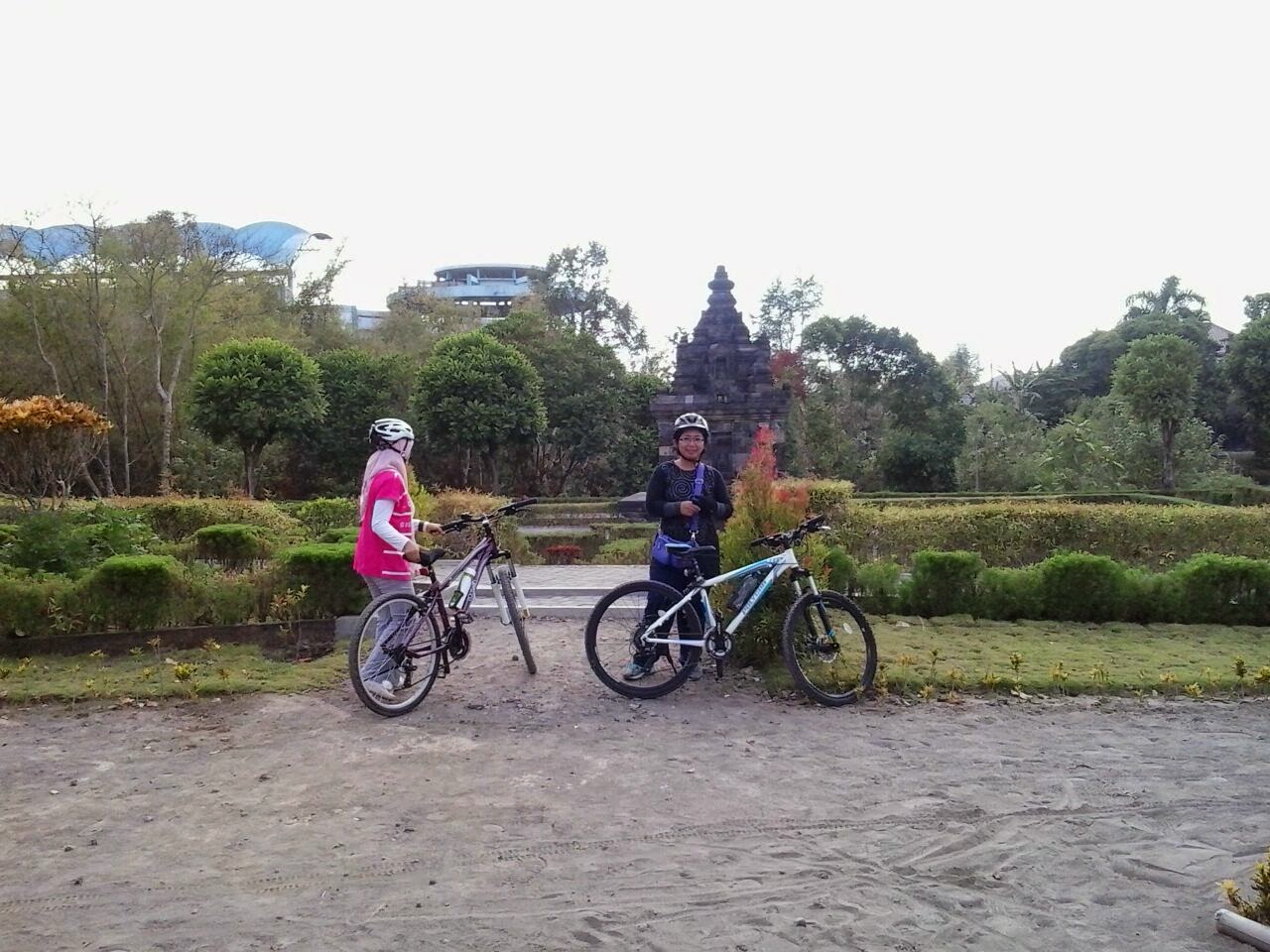 Beberapa teman sedang berfoto di candi Gebang, Sleman