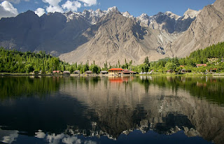 https://en.wikipedia.org/wiki/Skardu#/media/File:Shangrila_Resorts.jpg