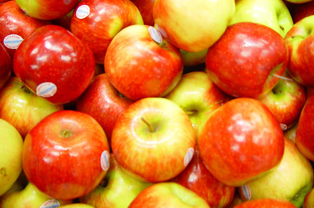 Eating apples and green tomatoes could hinder symptoms of aging 