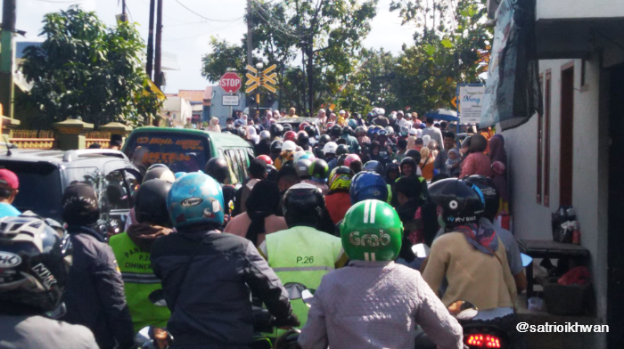 Foto: Pesona Kemacetan Menuju Masjid Raya Al Jabbar