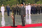 Jokowi Menjadi Pemimpin Upacara Di Hari Pahlawan Di Kalibata
