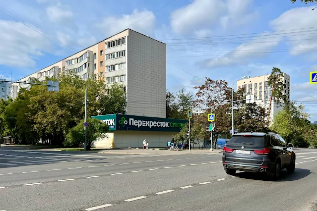 улица Лётчика Бабушкина, Печорская улица, супермаркет «Перекрёсток»