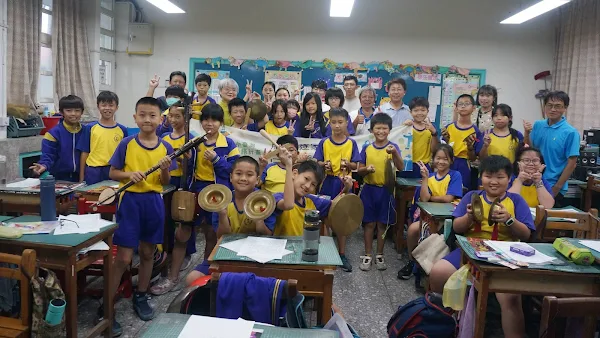 ▲華南國小同學同時學習用母語與認識高甲戲曲，大家都學得興高采烈。（記者林明佑翻攝）