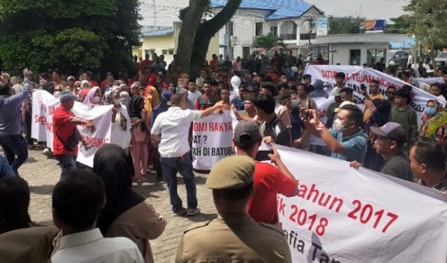 USAI BARISAN RELAWAN ZAHIR MEMBUBARKAN AKSI, BEREDAR REKAMAN SUARA EMAK - EMAK MERASA TERTIPU IKUT TERLIBAT DALAM AKSI DEMO