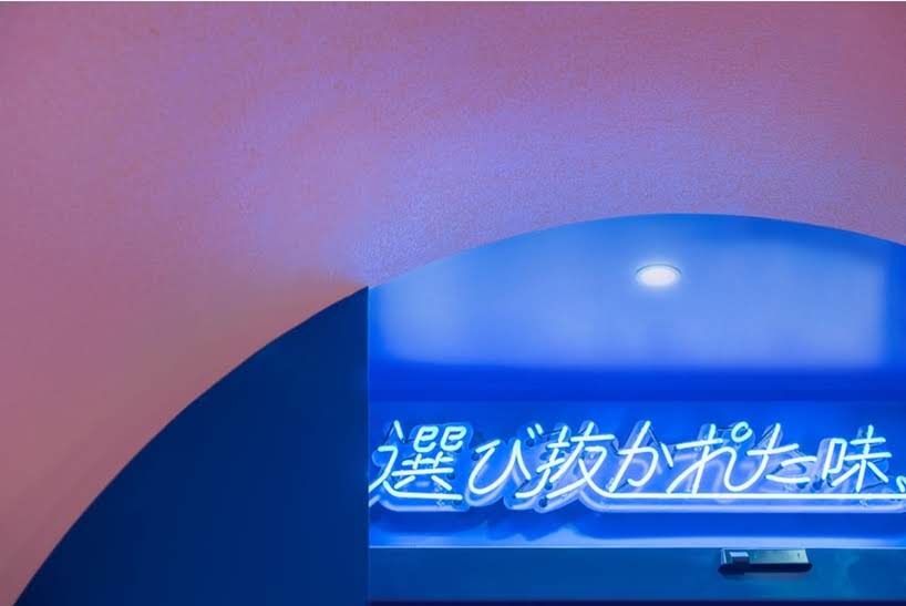 El diseño de este restaurante se inspiró en los pasillos cubiertos de cerezos en Japón