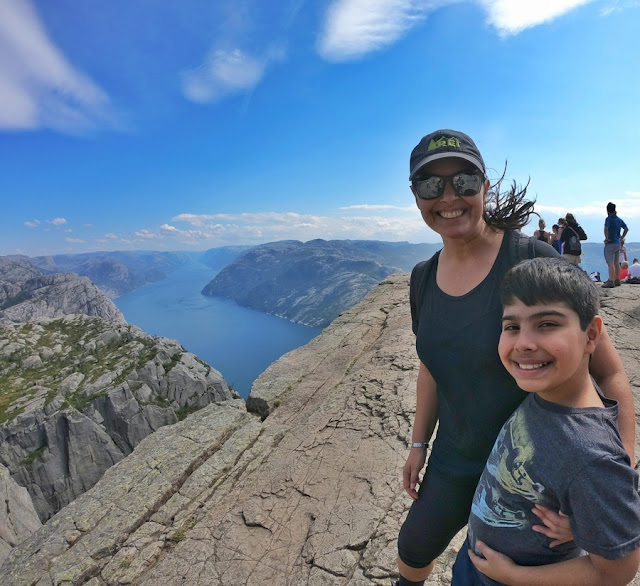 Trilha Preikestolen com crianças na Noruega