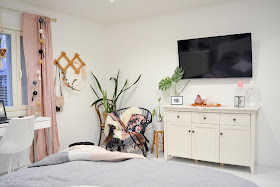 boho sisustus makuuhuone koti roosa harmaa rottinki valkoinen kukka terrakotta