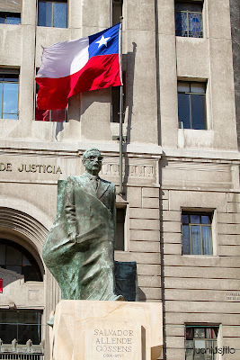 Estatua de Salvador Allende frente al Ministerio de Justicia