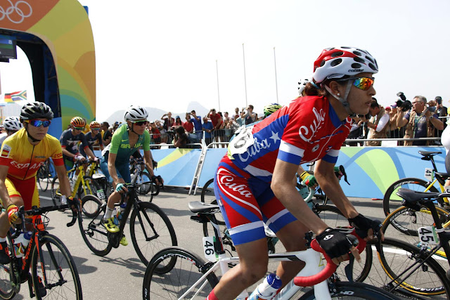 Arlenis Sierra Canadilla de Cuba compite en la Ruta del ciclismo de los Juegos Olímpicos de Río de Janeiro, en el Fuerte de Copacabana, en Copacabana, Brasil,  el 7de agosto de 2016.