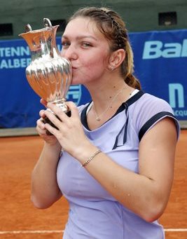 Simona Halep dando un beso a su copa