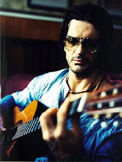 Foto de Ricardo Arjona tocando su guitarra