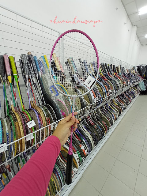 raket badminton di jalan jalan japan