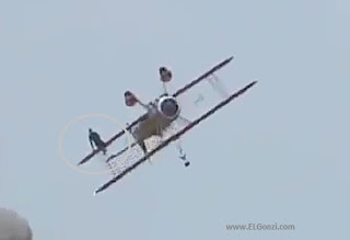 mujer caminando por el ala del avión